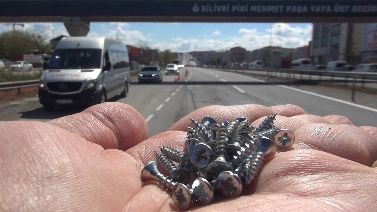 Vidalar yola saçıldı, araçların lastikleri patladı: Silivri'de trafik durma noktasına geldi