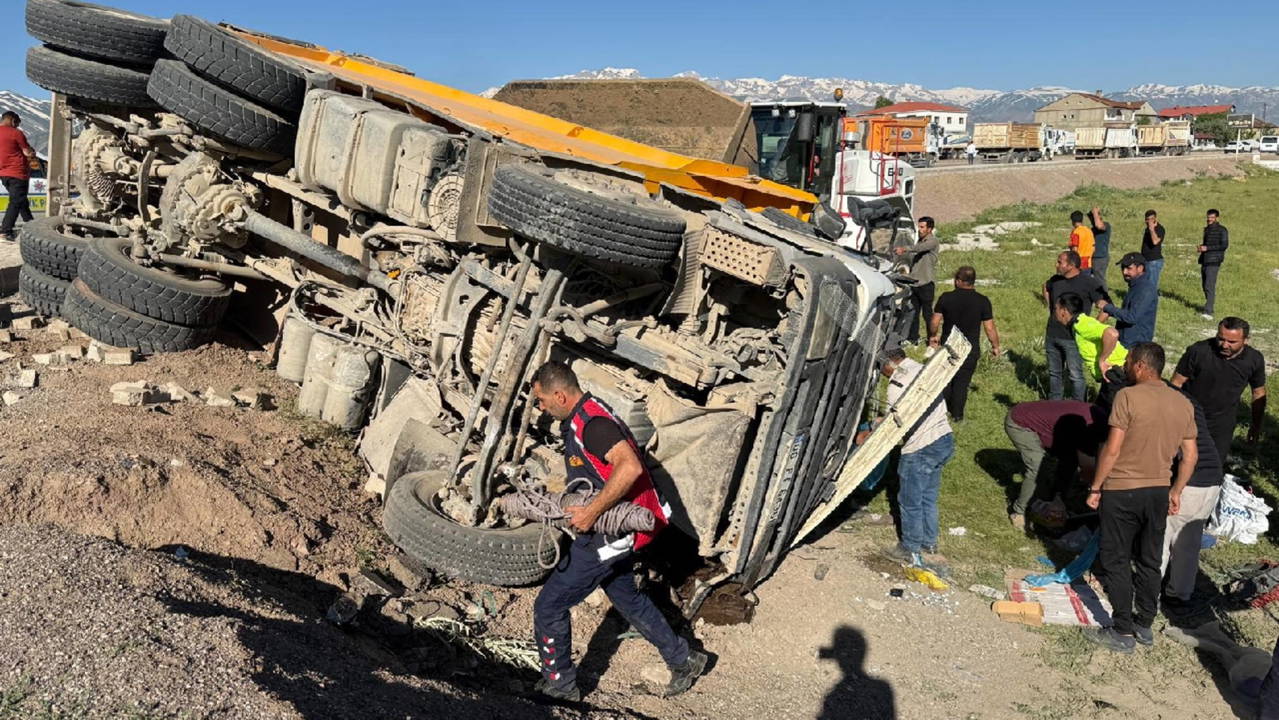 Hakkari'de yolcu minibüsü ile kamyon çarpıştı: 2 ölü, 3 yaralı