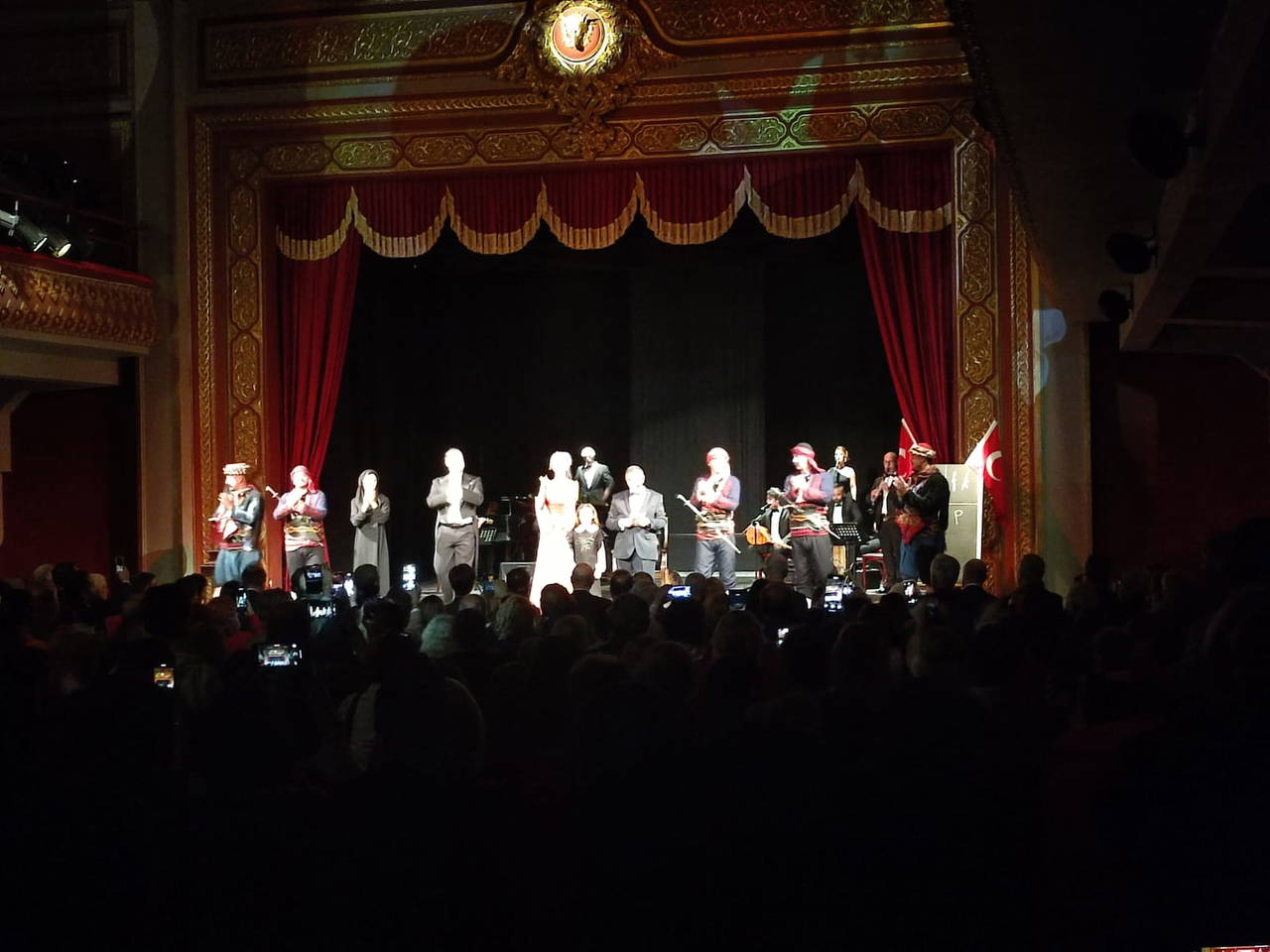 TÜTAV, cumhuriyetin 102'inci yılını Üstün Dökmen'in gösterisiyle kutladı