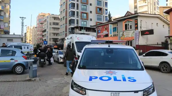 Evi teslim etmeyen müteahhidin oğlunu öldürüp intihar etti