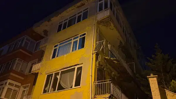 Üsküdar’da balkon çöktü: Bina tahliye edildi