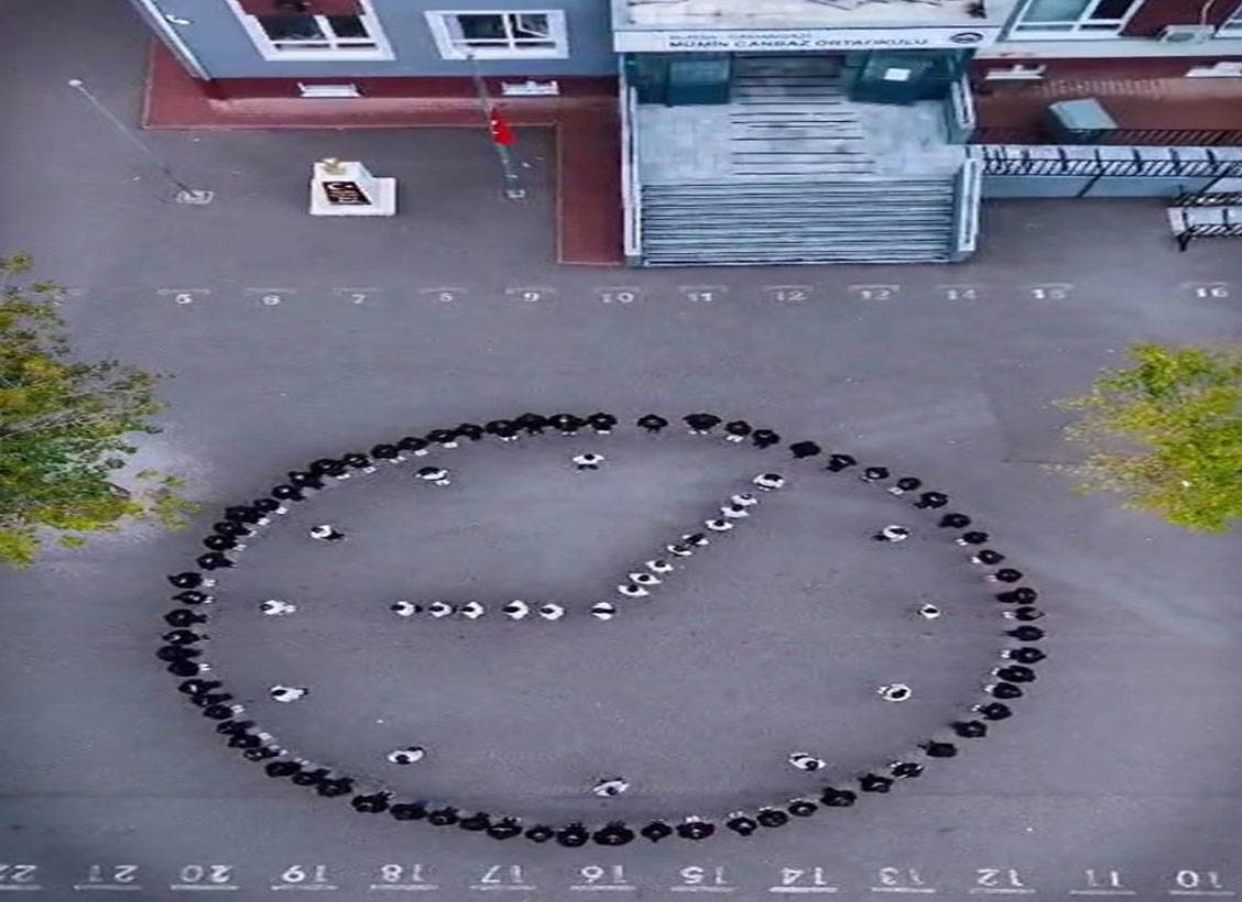 Bursa’da öğrencilerden duygulandıran '10 Kasım' koreografisi: Atatürk imzası ve 1938 yılı canlandırıldı