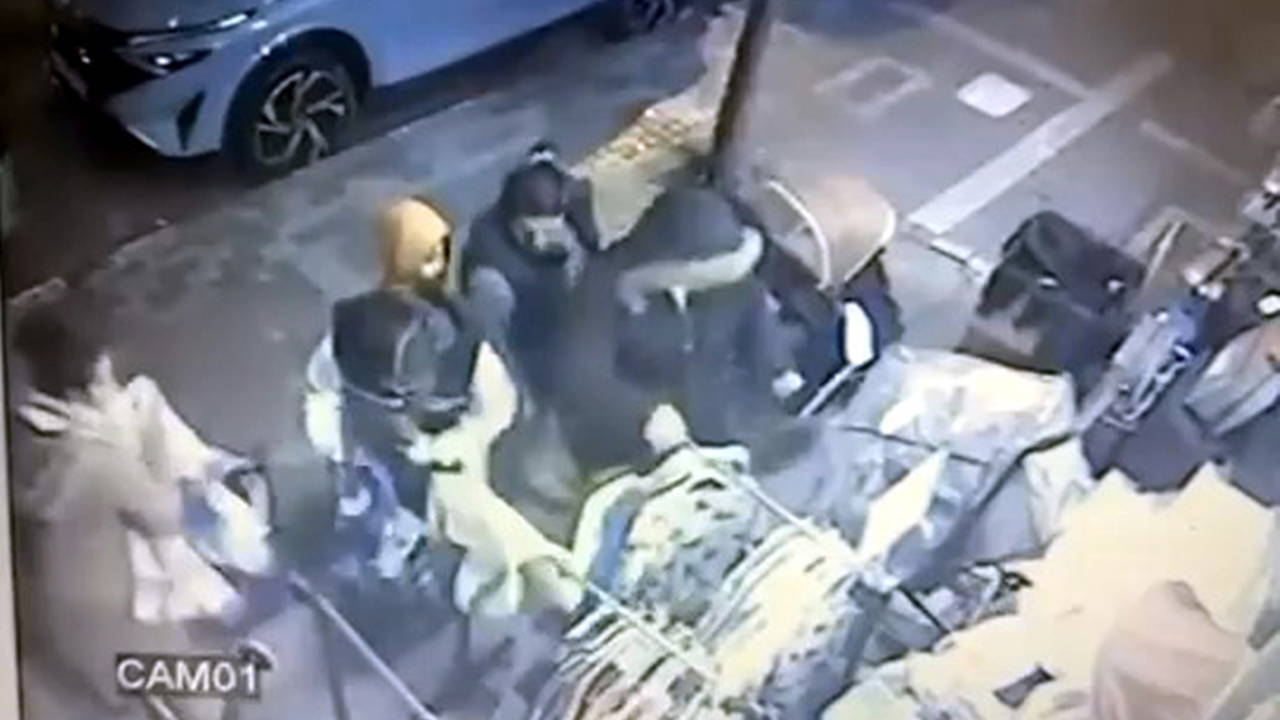 Kameraya yansıdı... Avcılar'da kıyafet hırsızlığı!