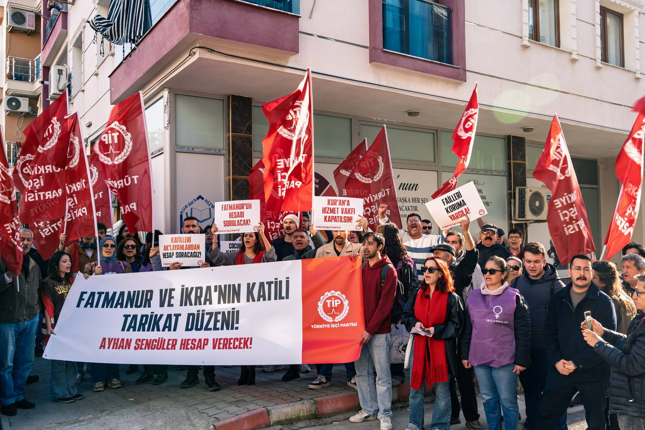 TİP İzmir'den Kuran'a Hizmet Vakfı önünde Fatman Nur Çelik protestosu