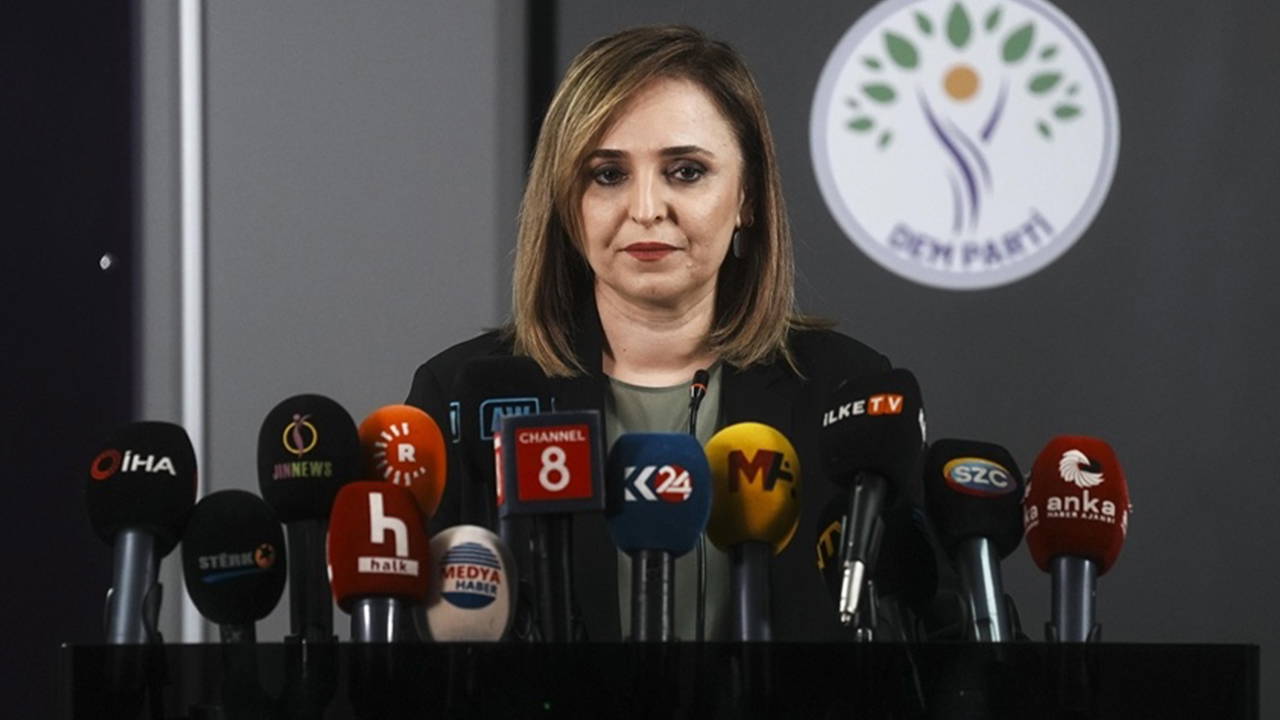 DEM Parti'den 'isim değişikliği' iddialarına yanıt, AKP Sözcüsü Çelik'e tepki: 'Örgüt kendini feshetti, Ömer Bey'in haberi yok galiba...'