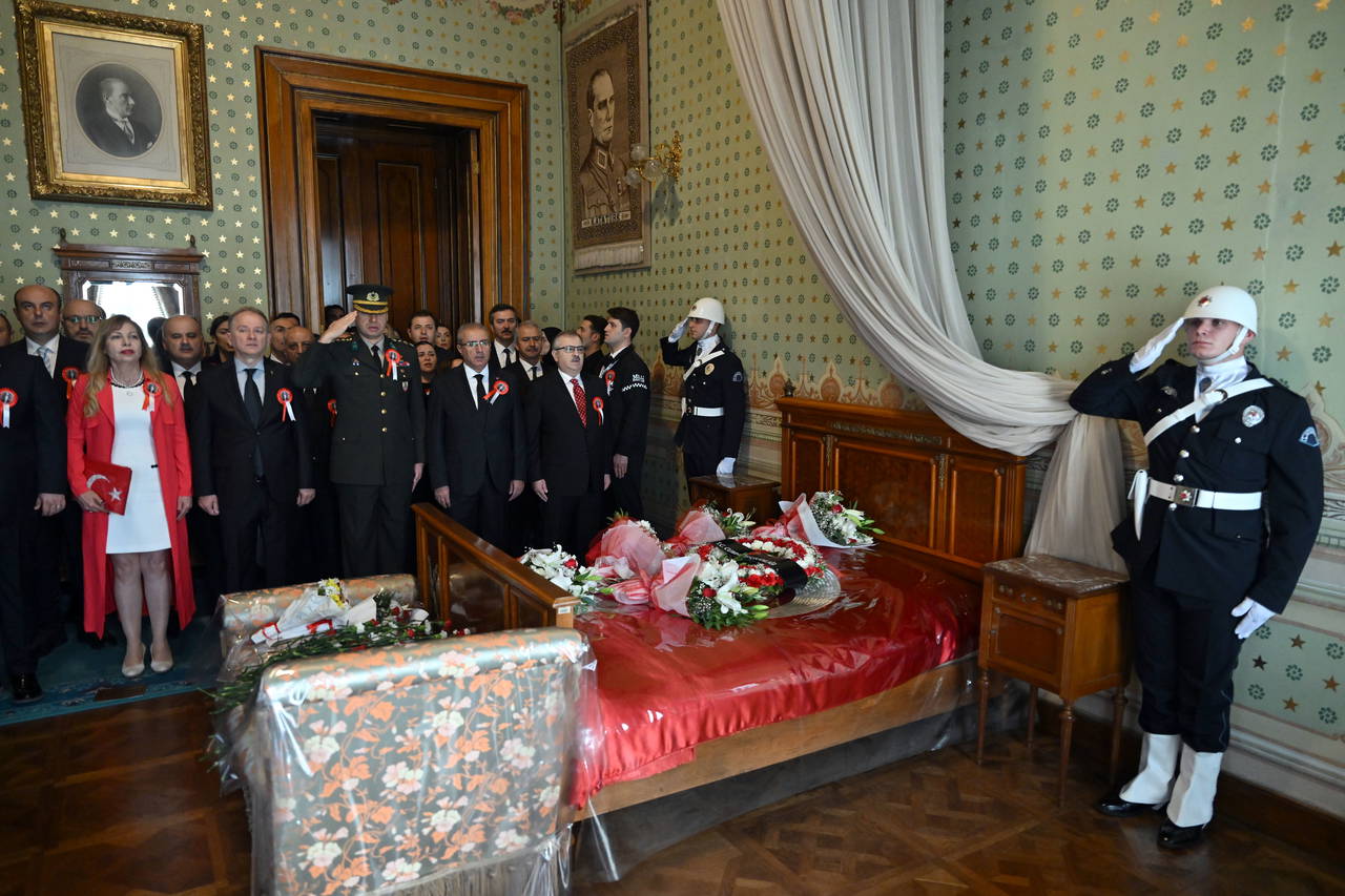 81 ilde saat 9'u 5 geçe hayat durdu... Sonsuz minnet, sonsuz sevgi: Türkiye Ata'sını özlemle andı