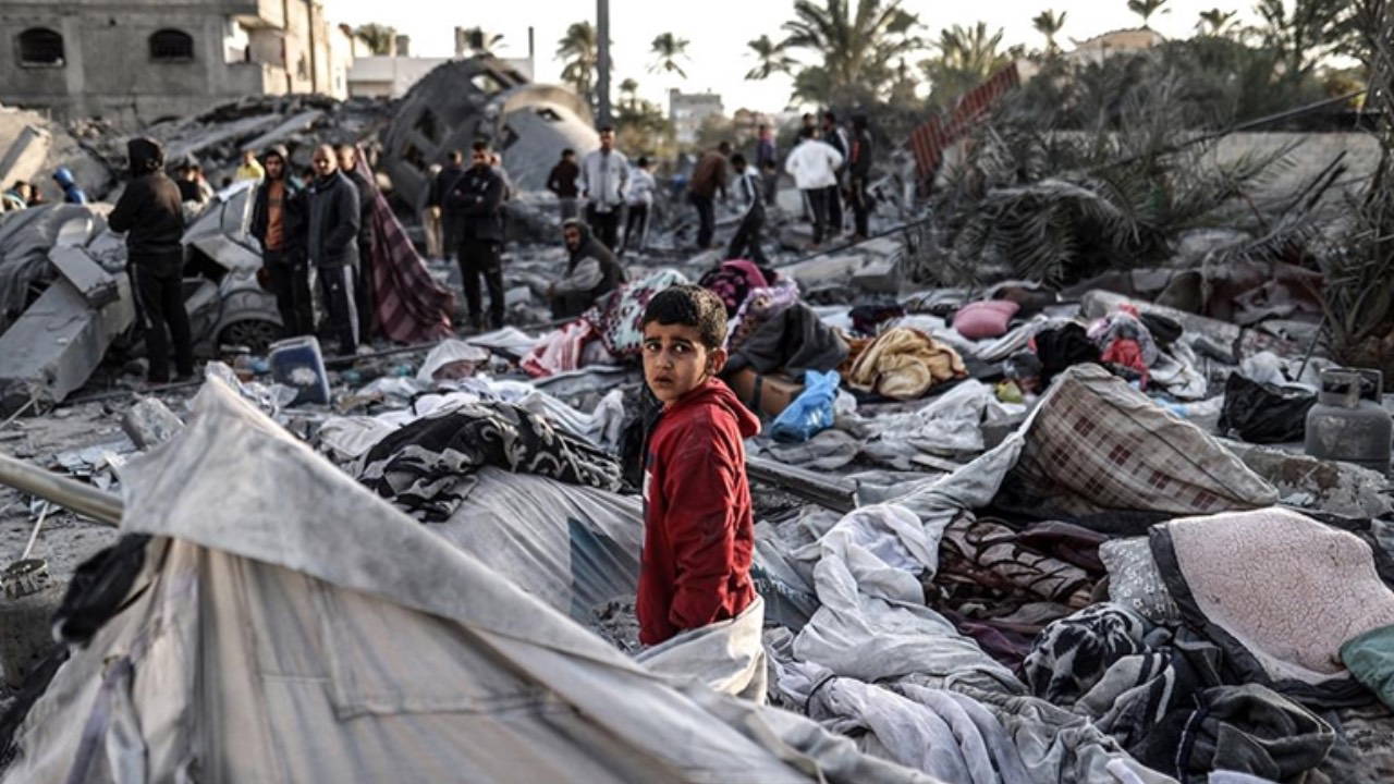 UNRWA: Gazze ile Cibaliya'dan göç eden binlerce Filistinli temiz suya erişimi olmayan çadırlarda yaşıyor