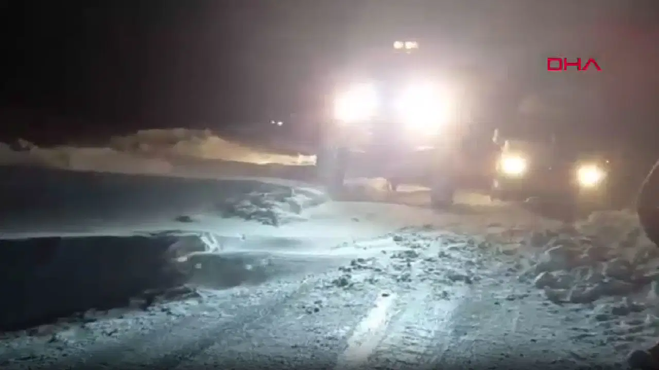 Kars ve Ağrı'da tipi hayatı felç etti: 30 kişi mahsur kaldı, eğitime ara verildi!