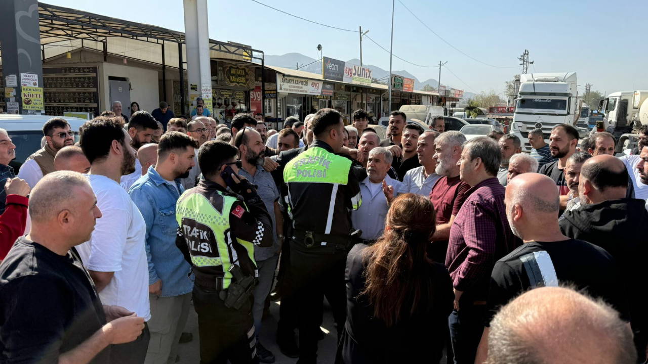 Antakya’da esnaf, elektrik kesintilerini protesto etti