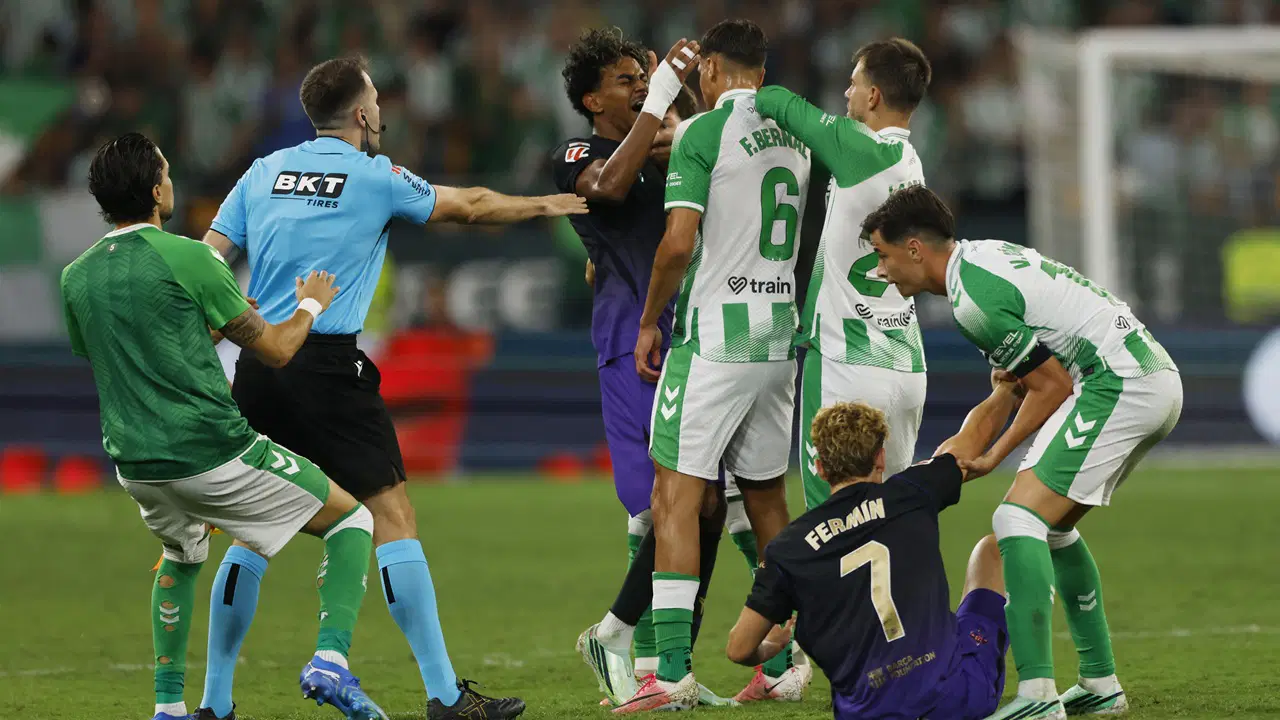 Real Betis - Barcelona maçında saha karıştı: Lamine Yamal'a kafa atıldı