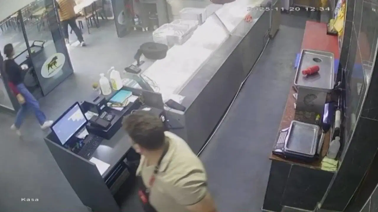 Deprem anı kameraya yansıdı... İş yerindekiler panikle kaçtı!