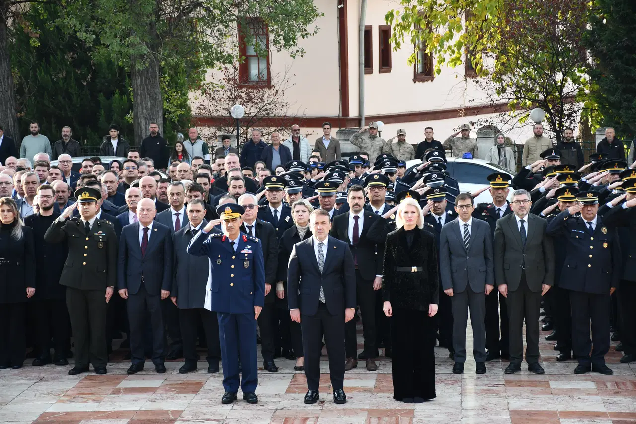 81 ilde saat 9'u 5 geçe hayat durdu... Sonsuz minnet, sonsuz sevgi: Türkiye Ata'sını özlemle andı