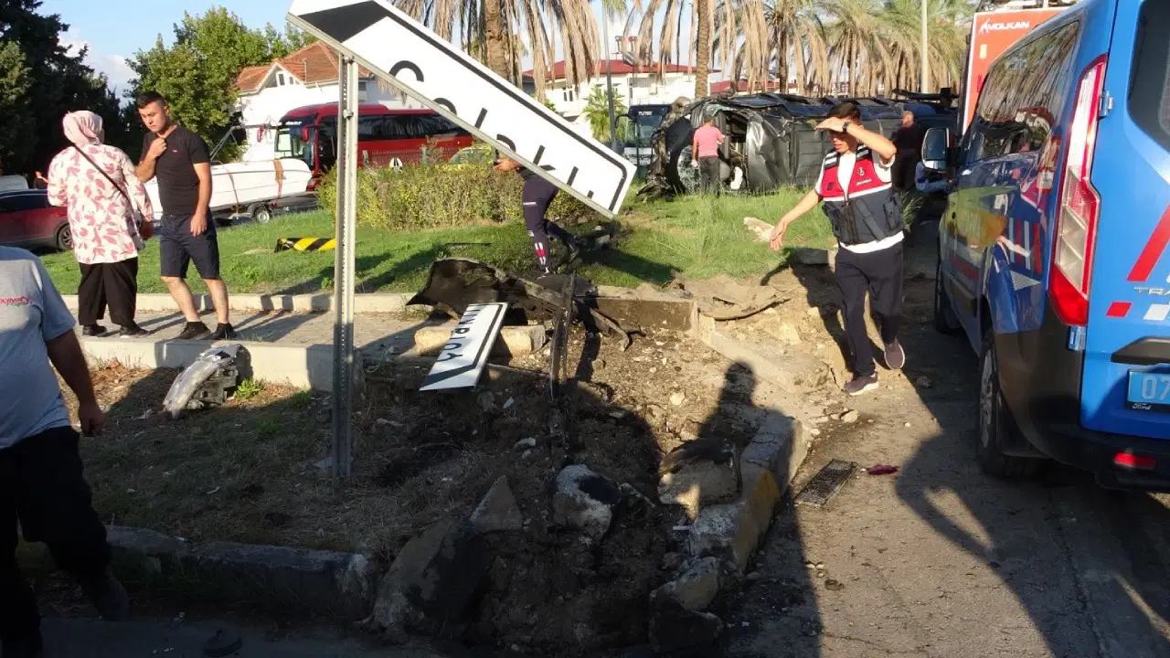 Antalya Manavgat'ta tur minibüsü, kamyonet ve otomobil çarpıştı: 17 yaralı, 15'i turist