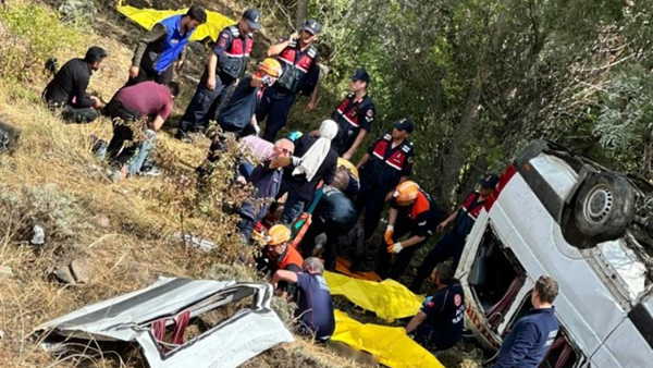 Sivas'ta minibüs devrildi: 4 ölü, 4'ü ağır durumda çok sayıda yaralı