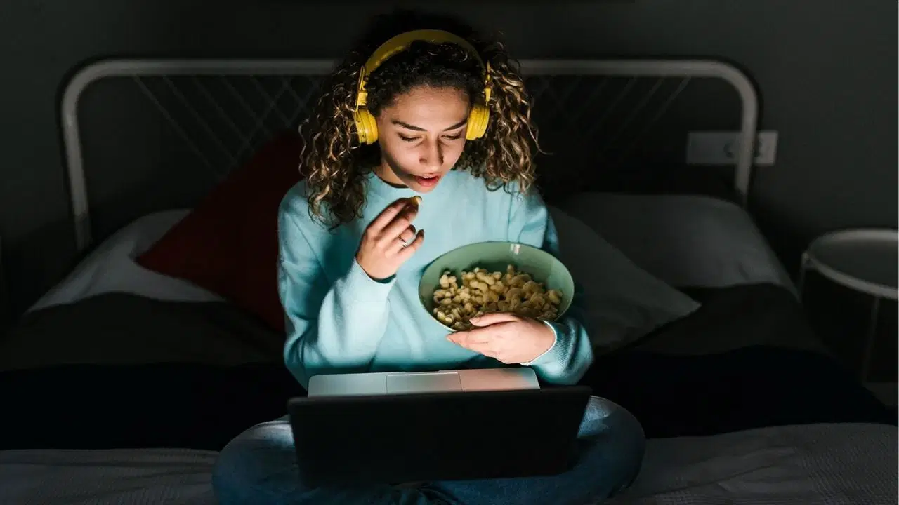 Vücudun iç saati gençlerin beslenmesini şekillendiriyor: Sirkadiyen sistem ve yeme alışkanlıkları