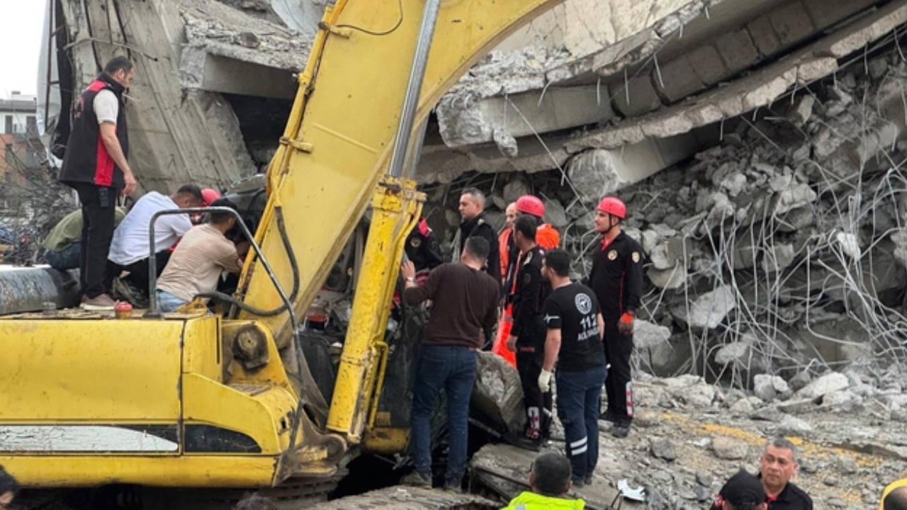 Kahramanmaraş'ta 5 katlı otoparkın yıkımı sırasında iş makinesi enkaz altında kaldı