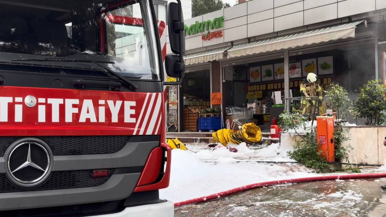 Maltepe'de marketin deposunda çıkan yangın söndürüldü