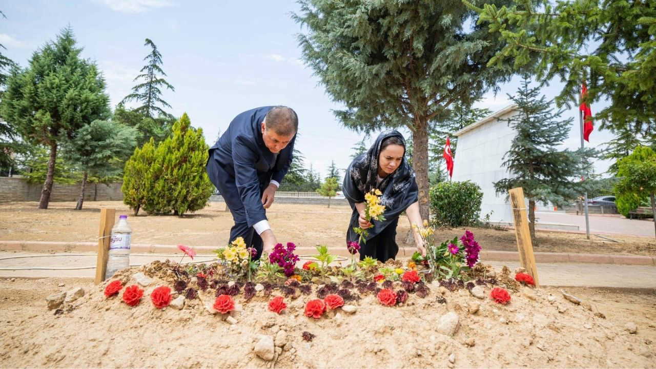 Cemil Tugay'dan yangın şehidine ziyaret
