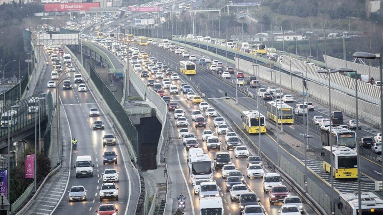 Depremden korkan yurttaş yollara döküldü: İstanbul'da trafik kitlendi!