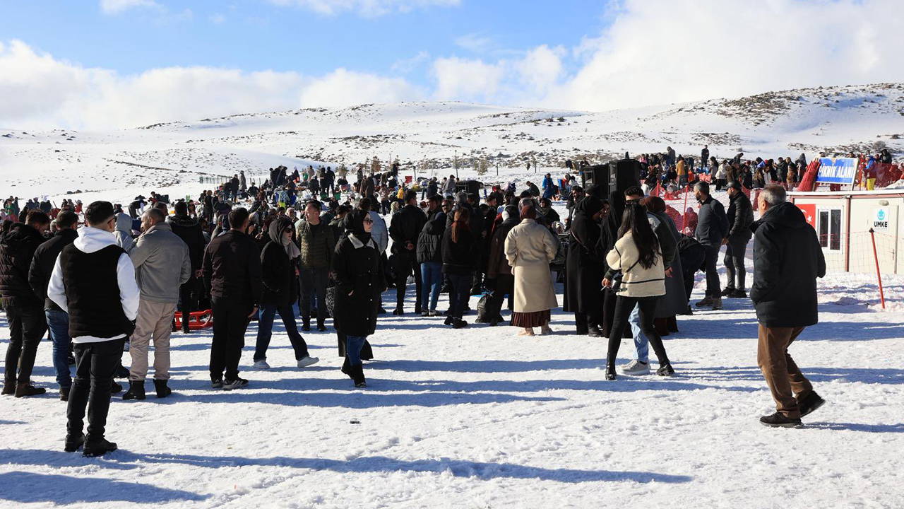 Hesarek Kayak Merkezi'nde 'pazar' yoğunluğu: Uzun kuyruklar oluştu