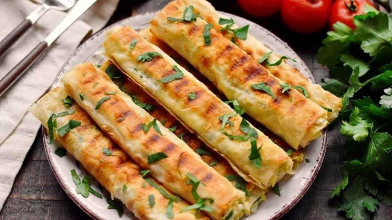 Sabah koşuşturmasında kurtarıcı: 5 dakikada peynirli yumurtalı lavaş rulo