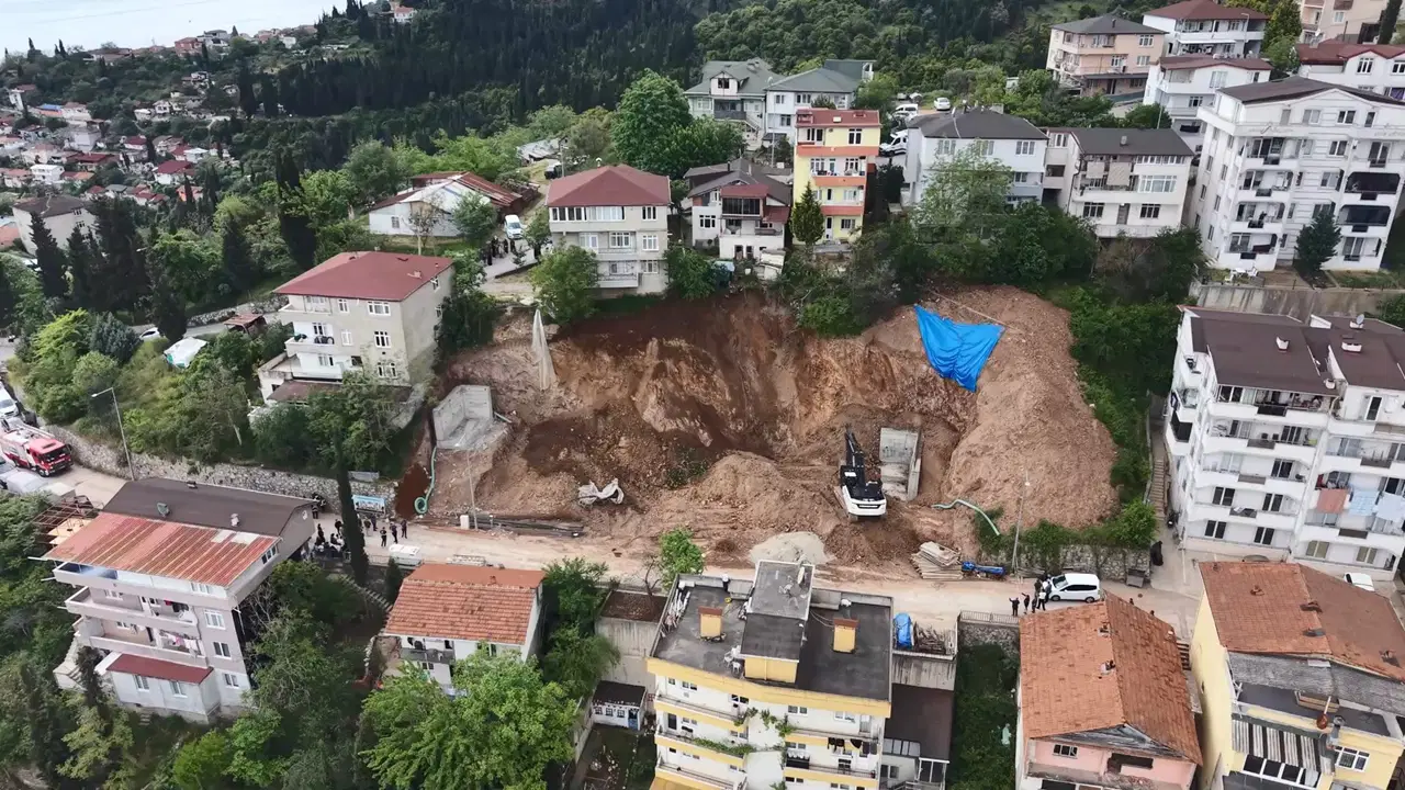 Kocaeli'nde temel kazısı sırasında toprak kaydı: 5 bina tahliye edildi