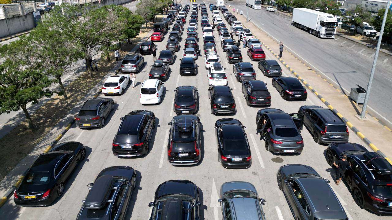 Akın akın dönüyorlar: Kapıkule'de kilometrelerce kuyruk oluştu!