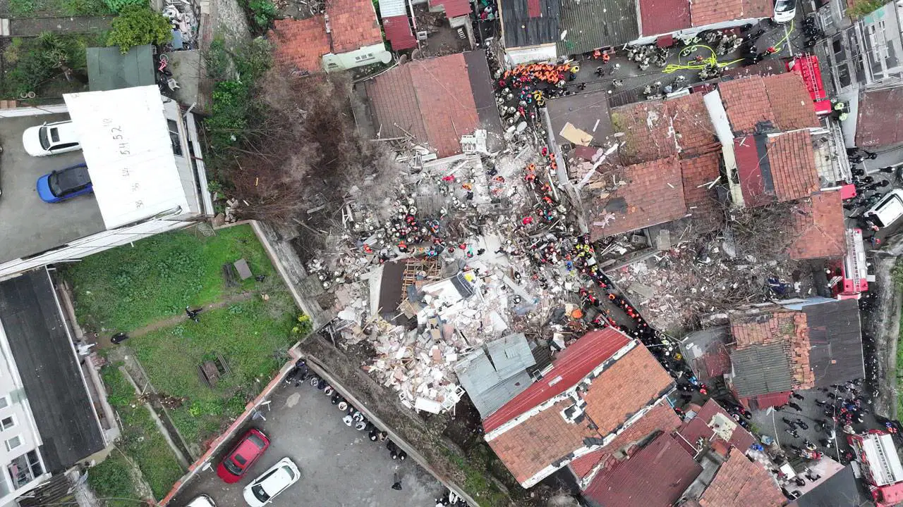 Çöken binada yakını enkaz altında kalan yurttaş konuştu: 'Sağ salim çıkmasını bekliyoruz'