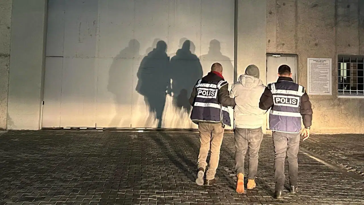 16 yıl hapisle aranan cinayet hükümlüsü, sınır kapısından girerken yakalandı!