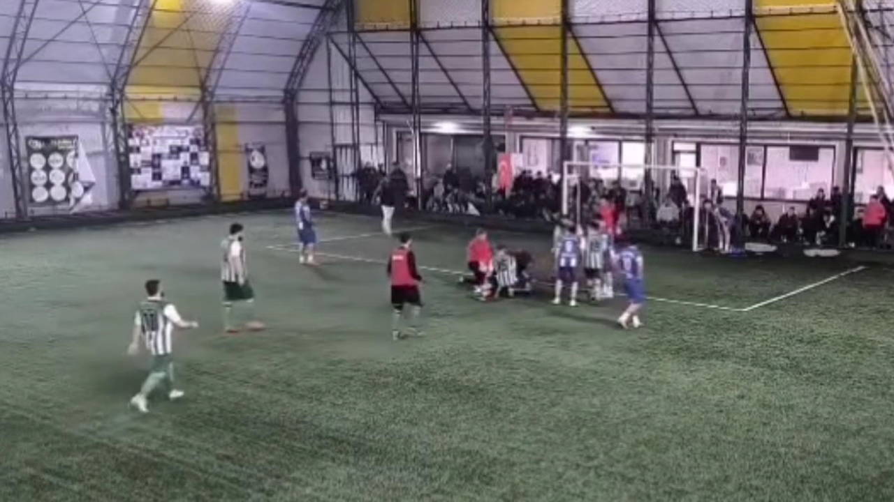 Halı sahada dili boğazına kaçan futbolcuyu maçın hakemi kurtardı