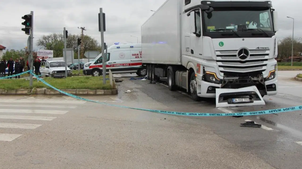 Amasya'da feci kaza: Otomobilden TIR'ın altına fırlayan Yamaç bebek hayatını kaybetti!