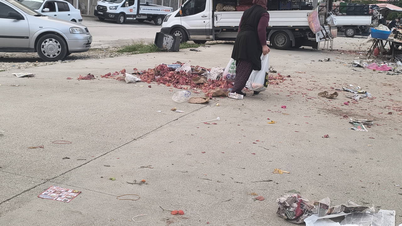 Semt pazarında yurttaş yerdeki sebze ve meyveleri topladı