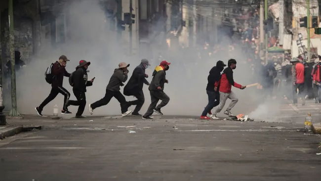 Polis ile göstericiler çatıştı