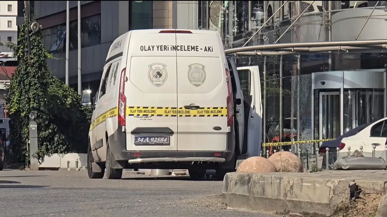 Ataşehir'de galeriye silahlı saldırı: 2 kişi yaralandı!