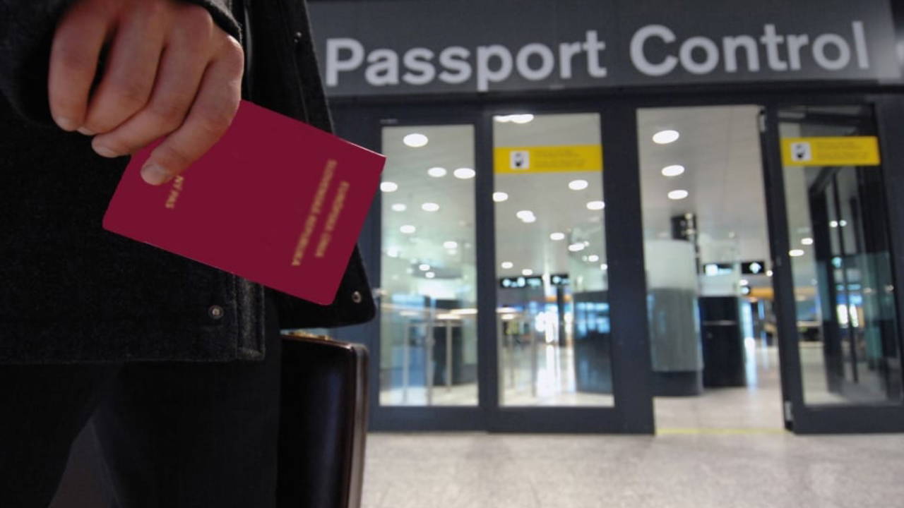 İstanbul'da sahte pasaportla İngiltere'ye gitmeye çalışanlara yardım eden 8 zanlı yakalandı