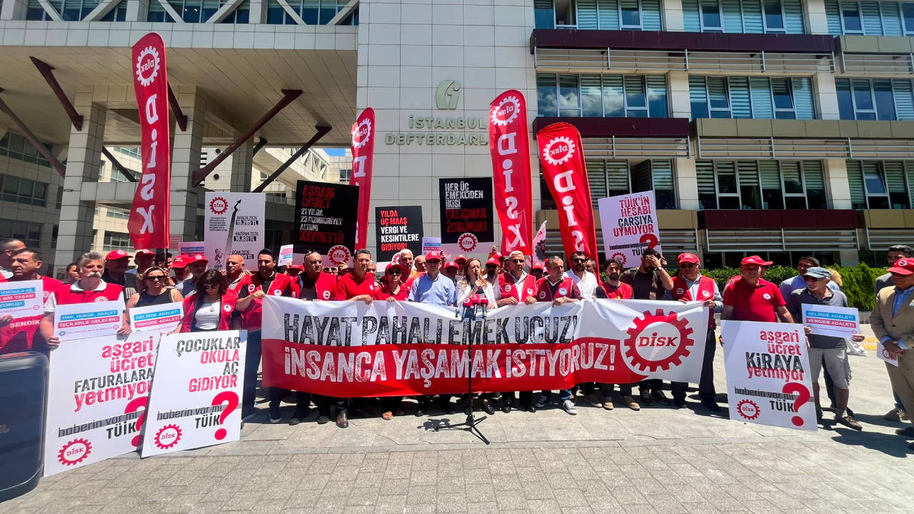 DİSK vergi dairesi önünden seslendi: Gelirde, vergide, ülkede adalet istiyoruz