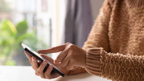 Telefona bakarken cildiniz yaşlanıyor olabilir: 'Teknoloji boynu' kırışıklığına dikkat edilmeli...