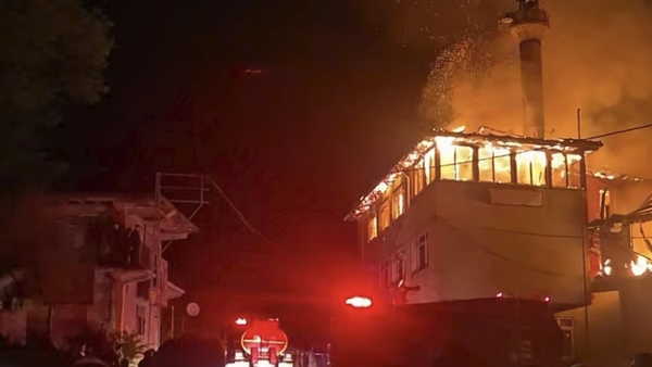 Bartın'da evde yangın çıktı: Alevler köy konağı ve camiye sıçradı