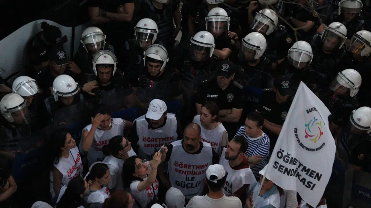 Ankara’da öğretmenlere yine polis müdahalesi: Ablukaya aldılar, 1 öğretmen fenalaştı