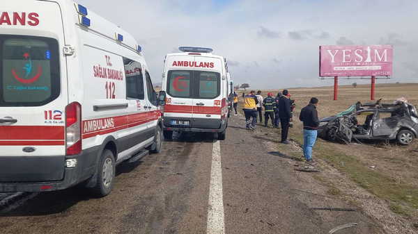 Babasından izinsiz aldığı otomobil TIR’a çarptı: 1 ölü, 3 yaralı