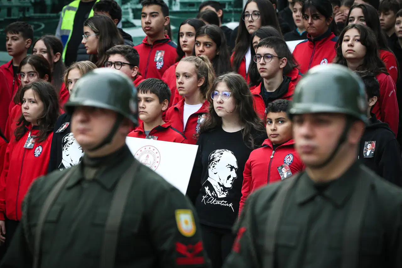 81 ilde saat 9'u 5 geçe hayat durdu... Sonsuz minnet, sonsuz sevgi: Türkiye Ata'sını özlemle andı
