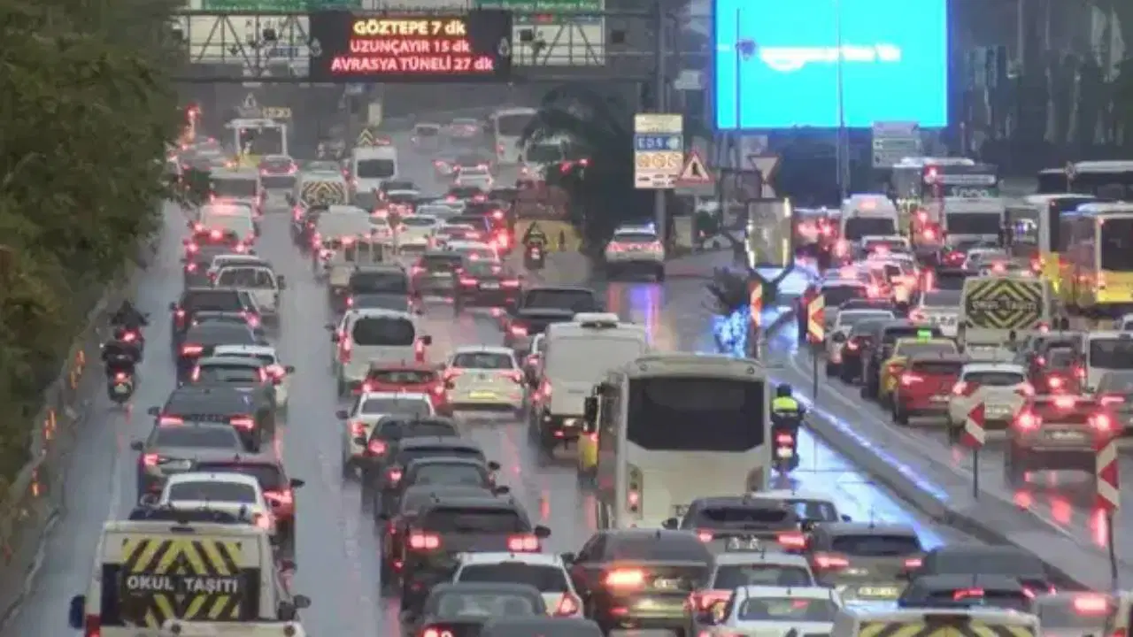 İstanbul'da trafik durma noktasına geldi! Yoğunluk yüzde 80'e ulaştı