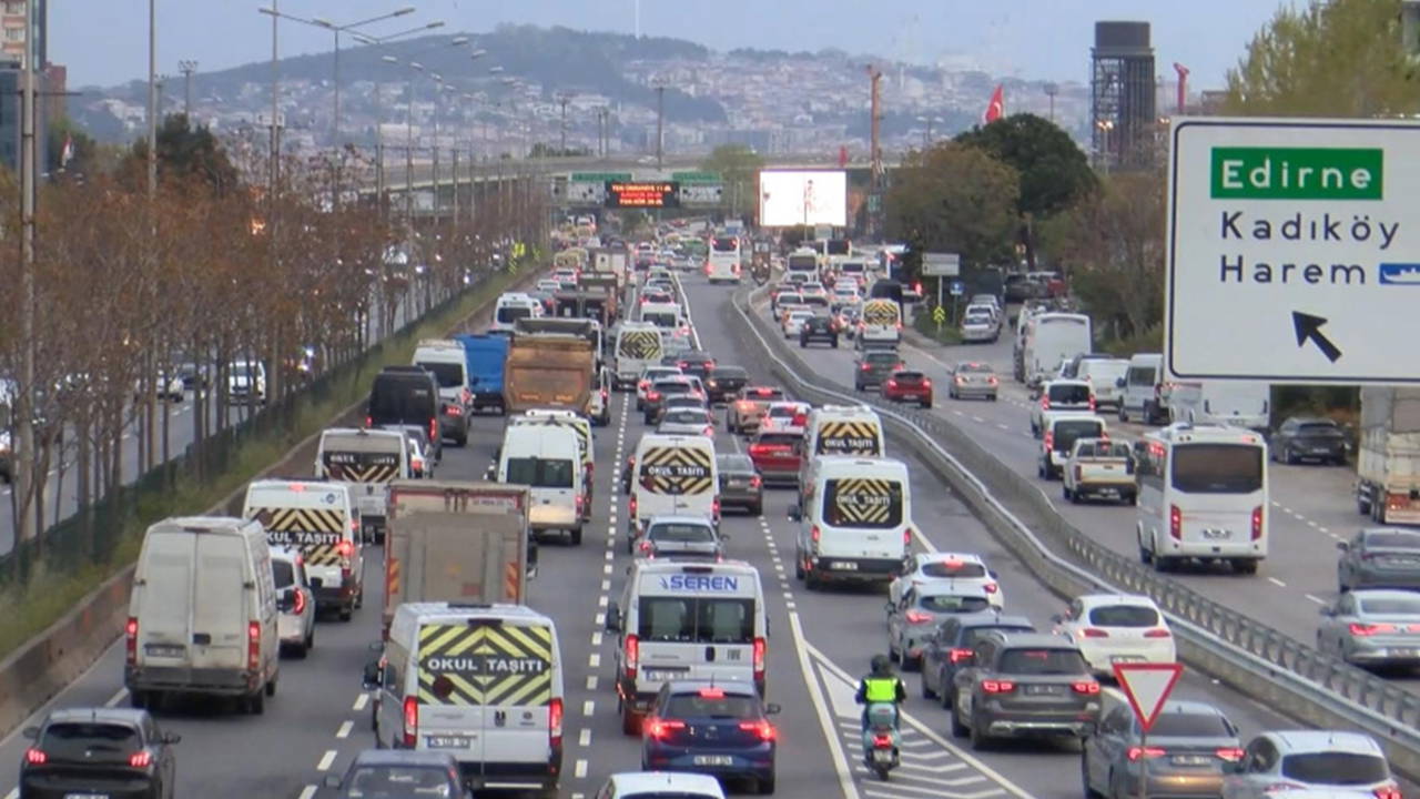 İstanbul'da 'pazartesi' etkisi: Anadolu Yakası'nda trafik felç!