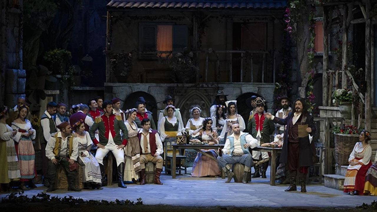 Antalya Devlet Opera ve Balesi 'Aşk İksiri' operasını sahneledi