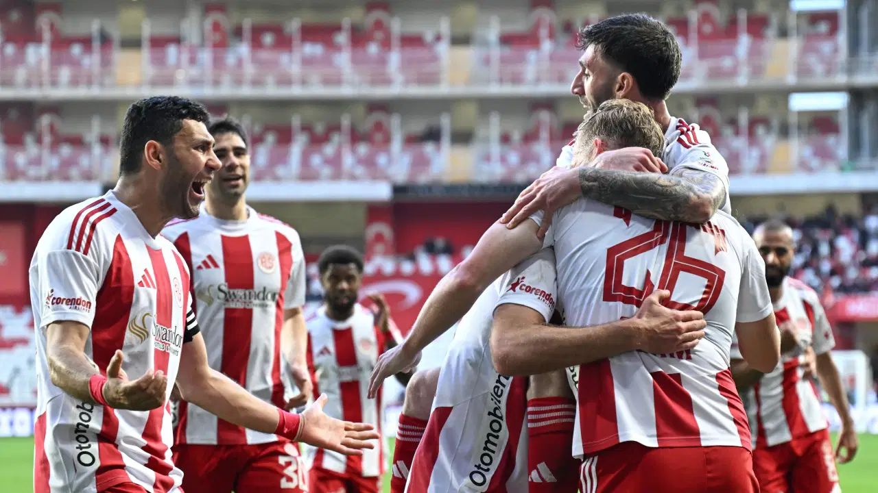 Antalyaspor 10 kişi kalan rakibine acımadı!