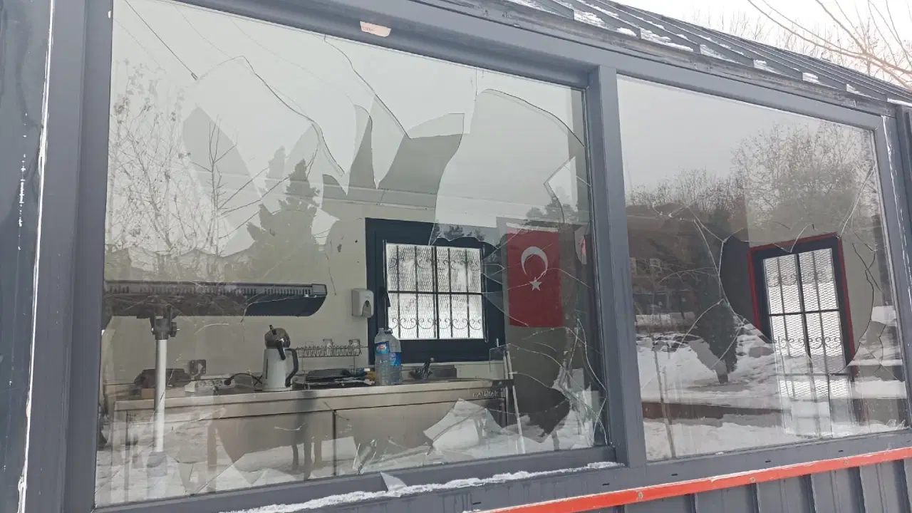 Diyarbakır'da zabıta bürosuna taşlı saldırı!