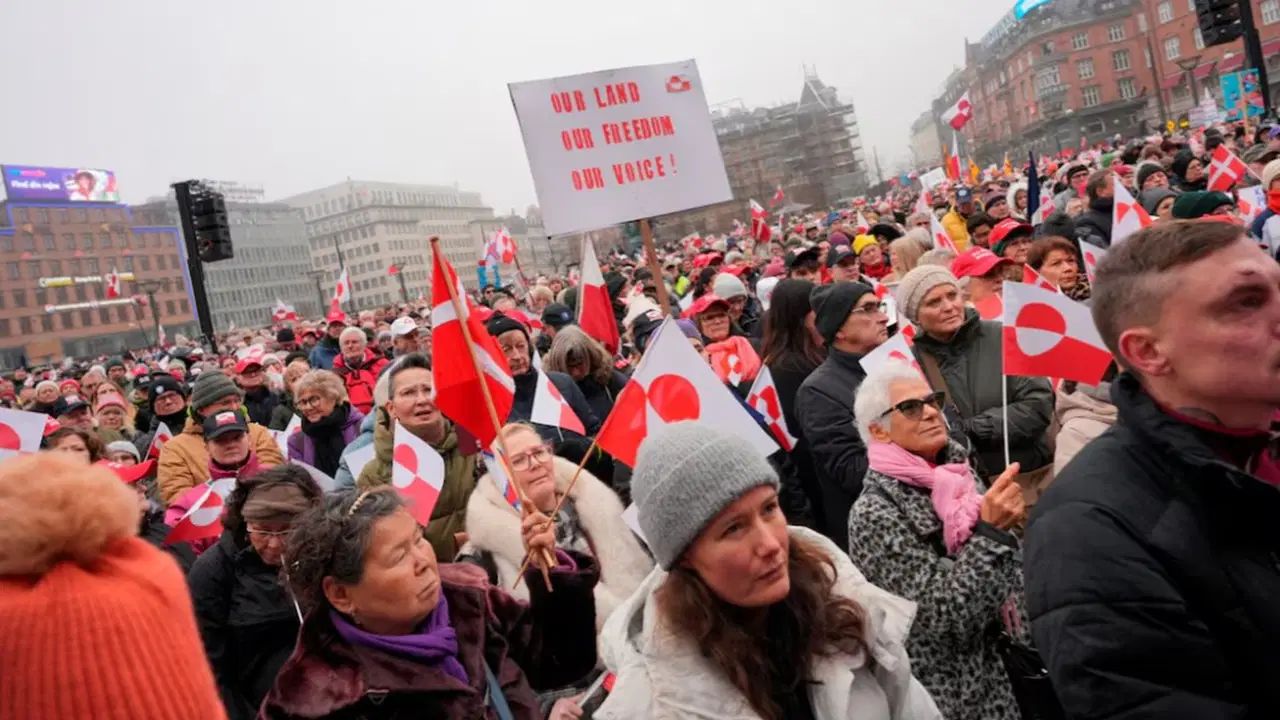 Danimarka’da ABD karşıtı kitlesel protesto: Grönland’a dokunma!