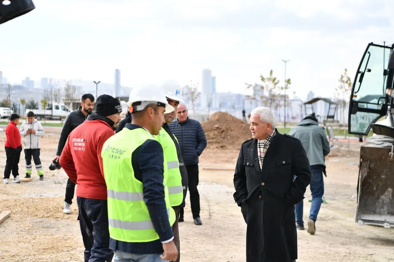 Belediye başkanı işçilerle beraber çalışıyor