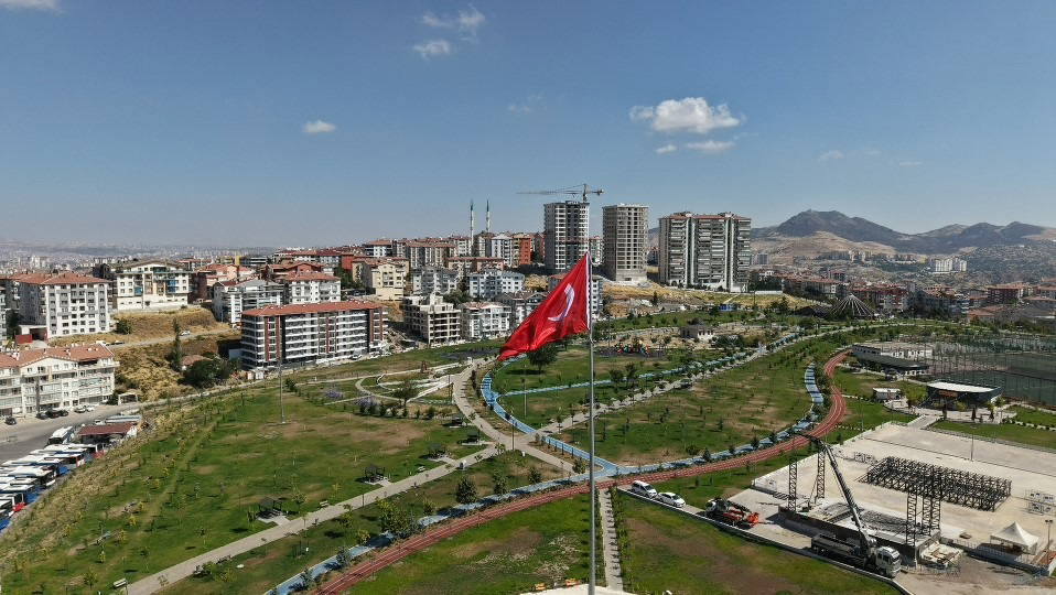 Mamak’ta dev Bayrak Anıtı