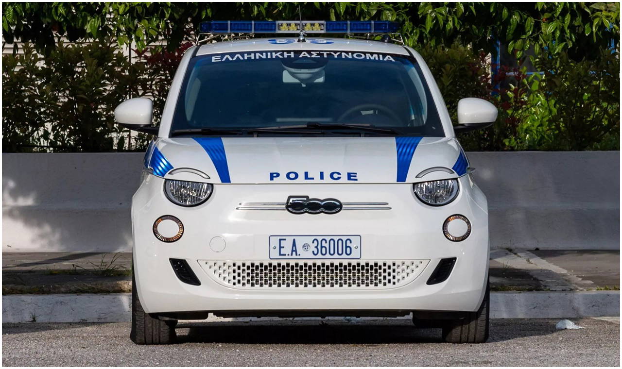 Yunanistan'daki polis arabalarını görenler inanamadı! Elektrikli ve 3 kapılı...